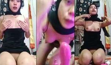 Abg Jilbab Hitam Sedang Memancing Penonton Untuk Live Show