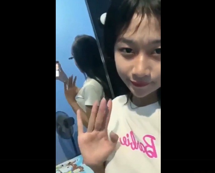 Aliyah Abg Cantik Tokbrut Selalu Eksis di Depan Kamera HP