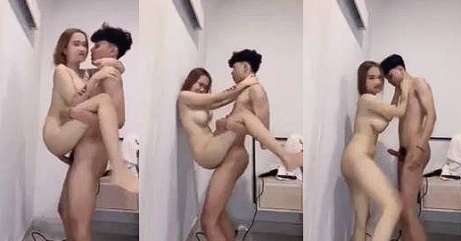 Duo Remaja Tampil Kompak Dengan Pose Gaya Berdiri Kekinian