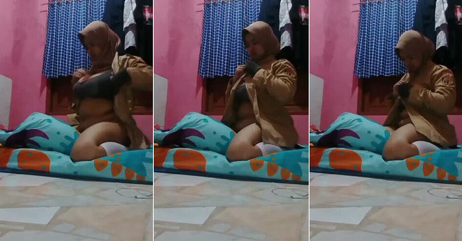 Siswi Seragam Pramuka Joget Unik Bareng Guling, Bikin Mood Naik