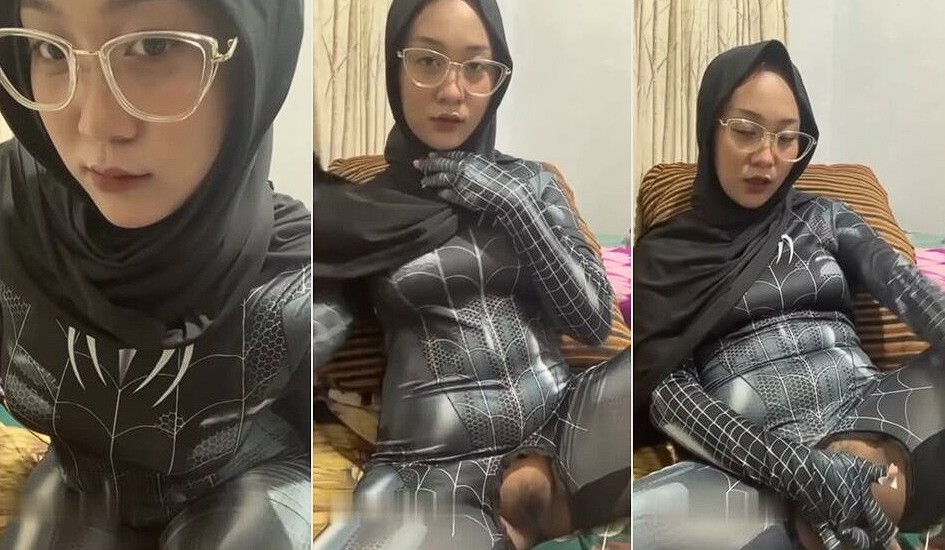 ABG Berhijab dan Berkacamata Ini Cosplay Black Spiderman