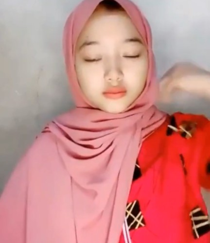 Syella Abg Hijab Baju Merah Memulai Aktifitas di Pagi Hari
