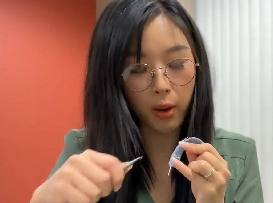 Viral Aksi Iseng Cindo Cantik Prank Dokter Demi Perbaikan Laptop