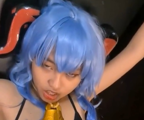 Momen Mahasiswi Pulang dari Event Cosplay dan Pilih Staycation